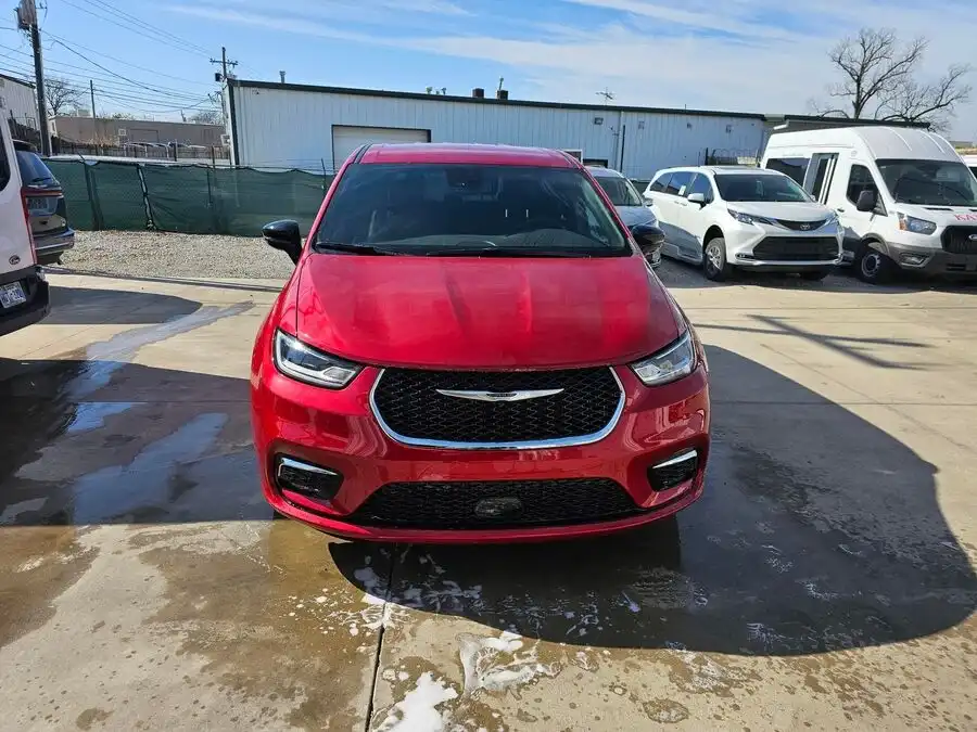 2026 Chrysler Pacifica Select's photo