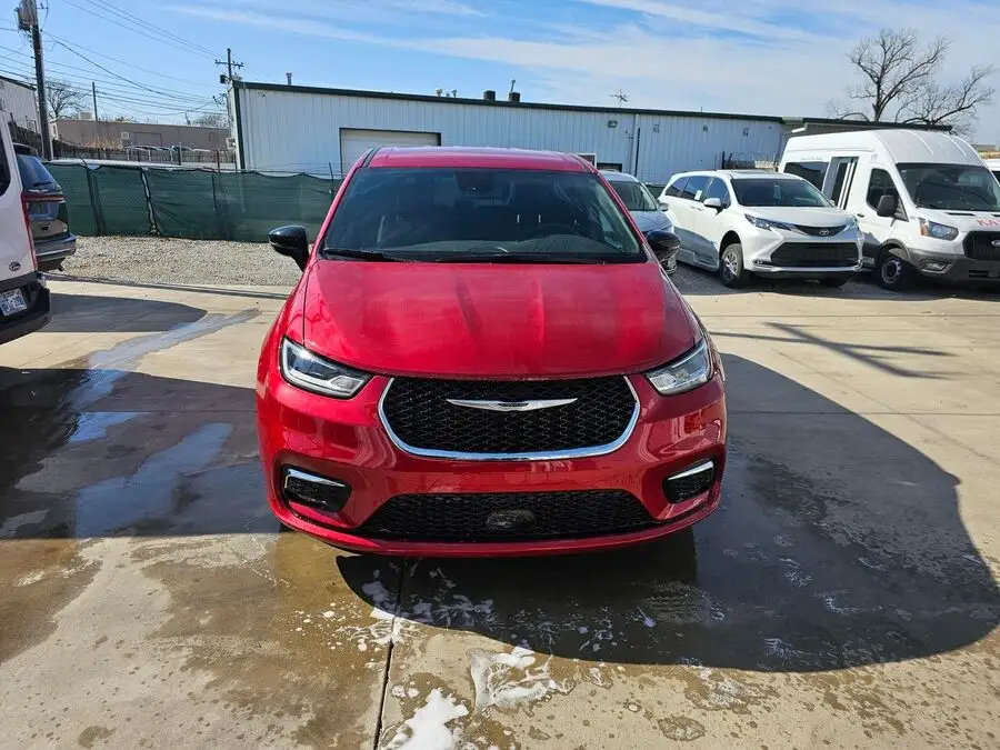 2026 Chrysler Pacifica Select photo 1