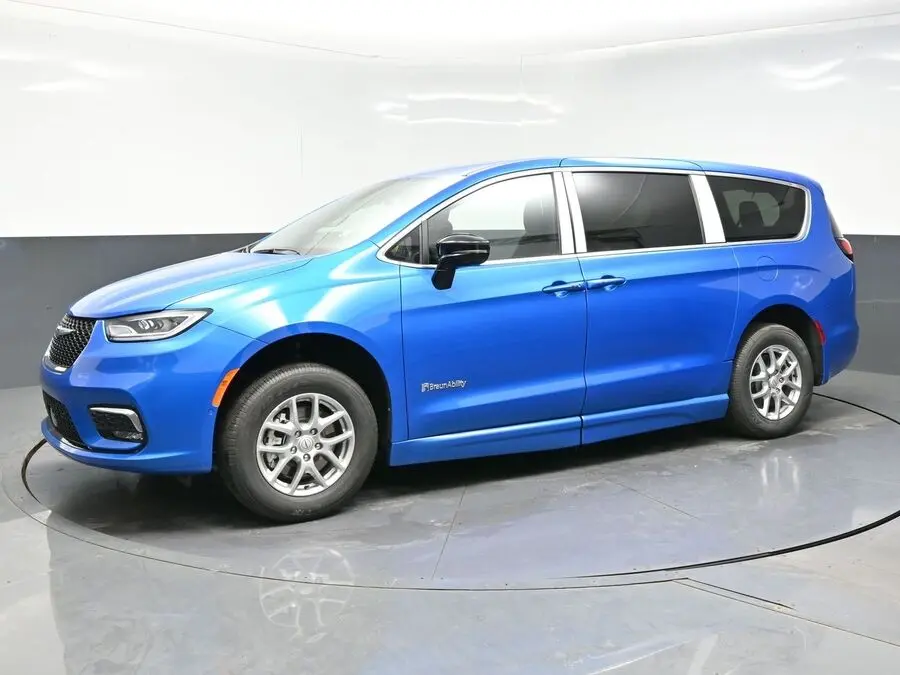 2026 Chrysler Pacifica Select photo 3