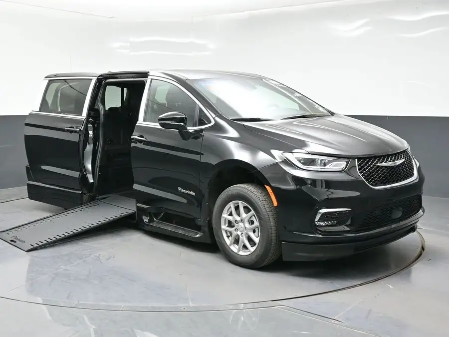 2026 Chrysler Pacifica Select photo 1