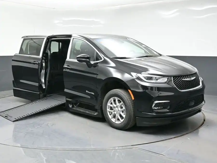 2026 Chrysler Pacifica Select's photo