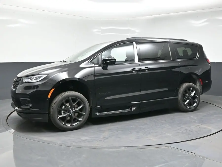 2026 Chrysler Pacifica Select photo 3