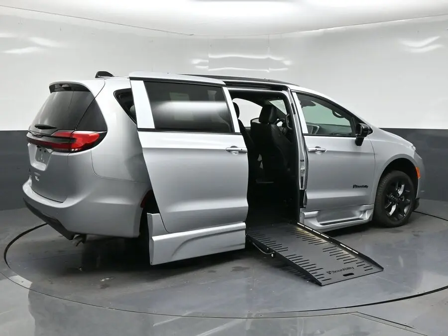 2026 Chrysler Pacifica Select photo 4