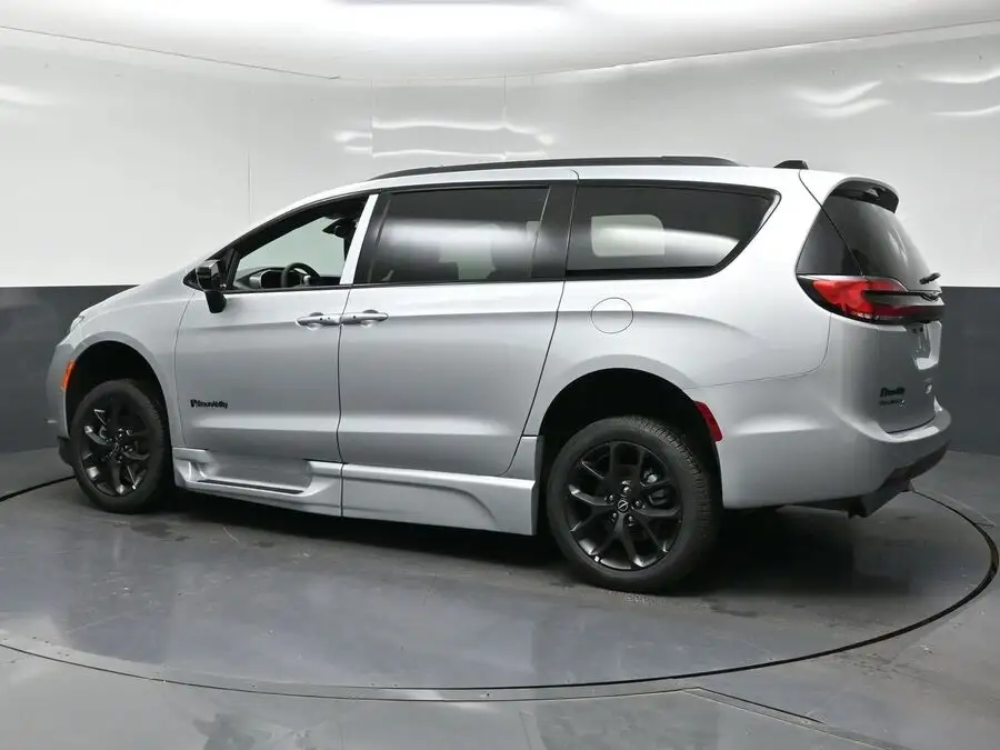 2026 Chrysler Pacifica Select photo 1