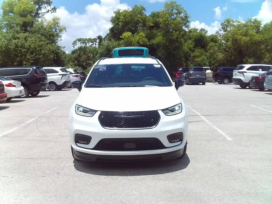 2026 Chrysler Pacifica Select's photo