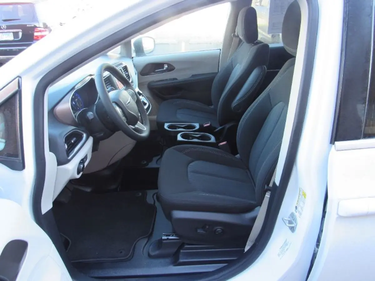 2023 Chrysler Voyager LX photo 3