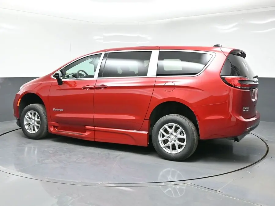2026 Chrysler Pacifica Select photo 4