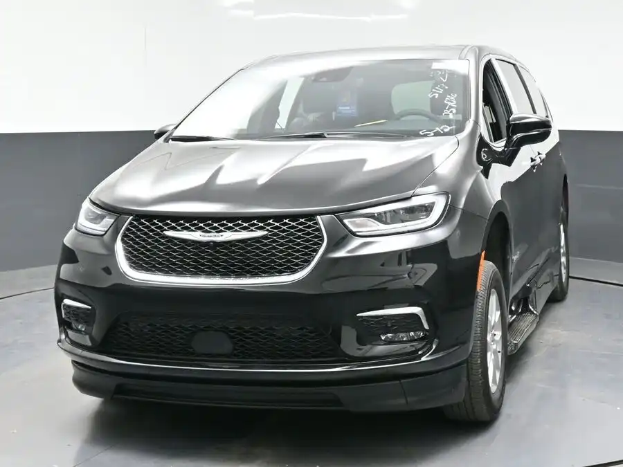 2026 Chrysler Pacifica Select's photo