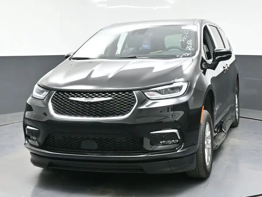2026 Chrysler Pacifica Select photo 1