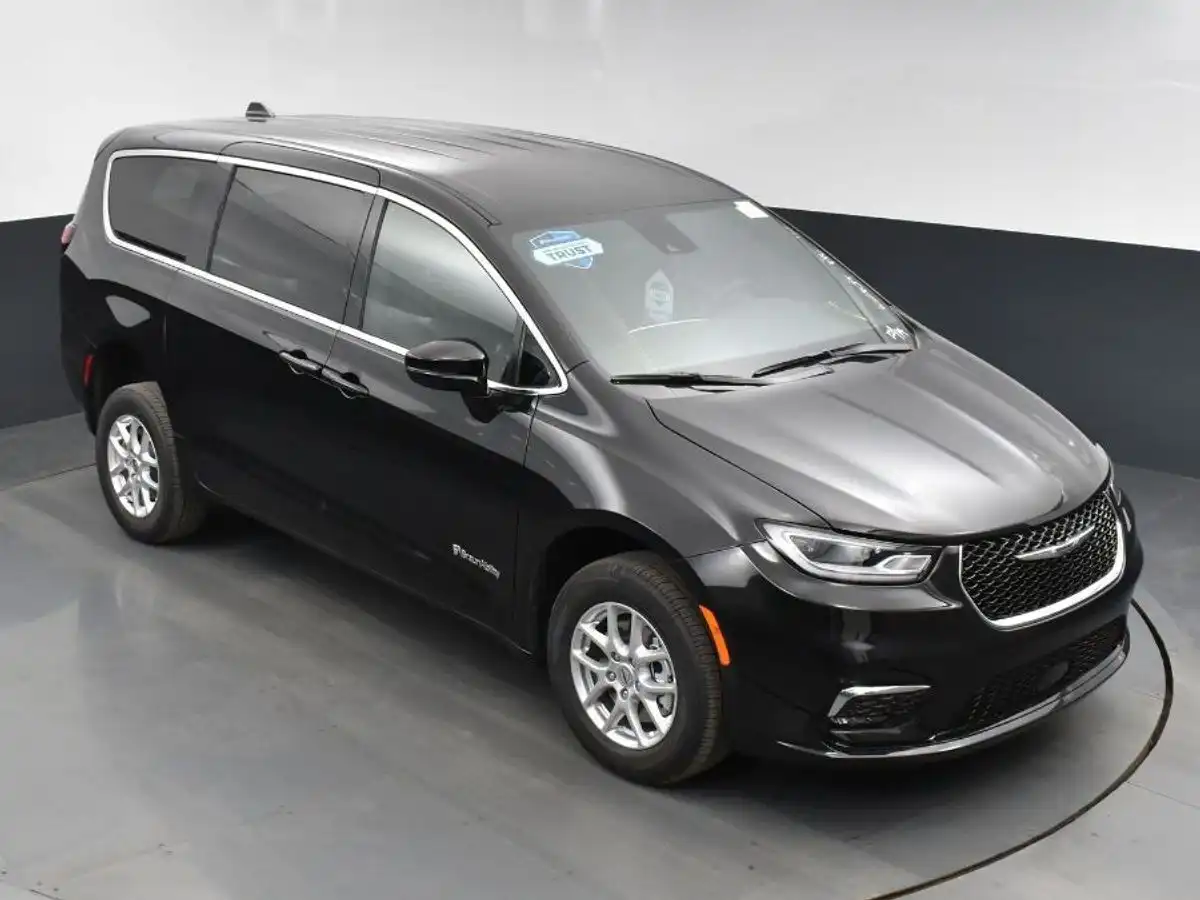 2024 Chrysler Pacifica Touring's photo