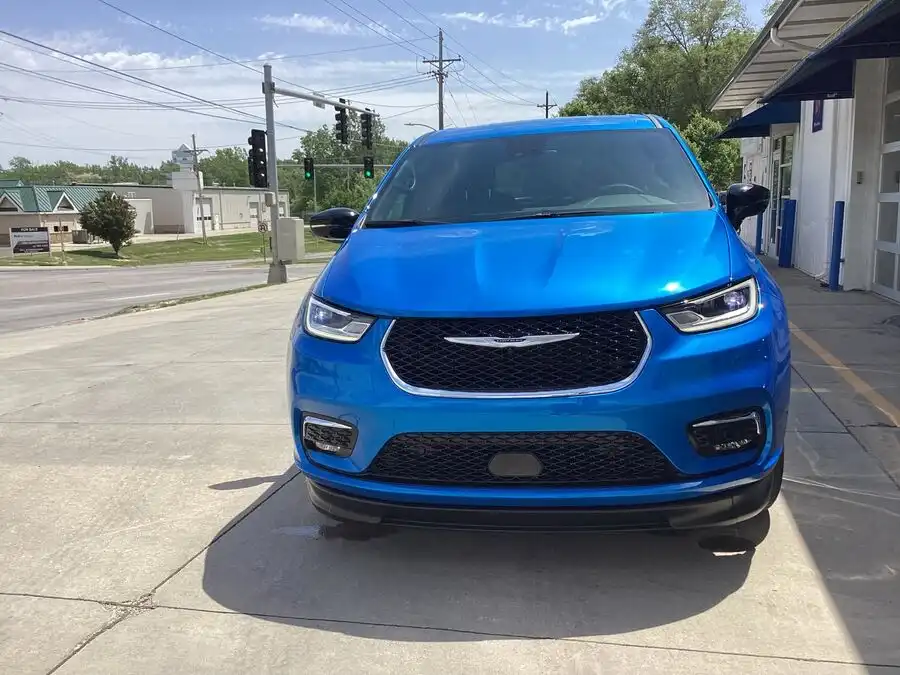 2026 Chrysler Pacifica Select's photo