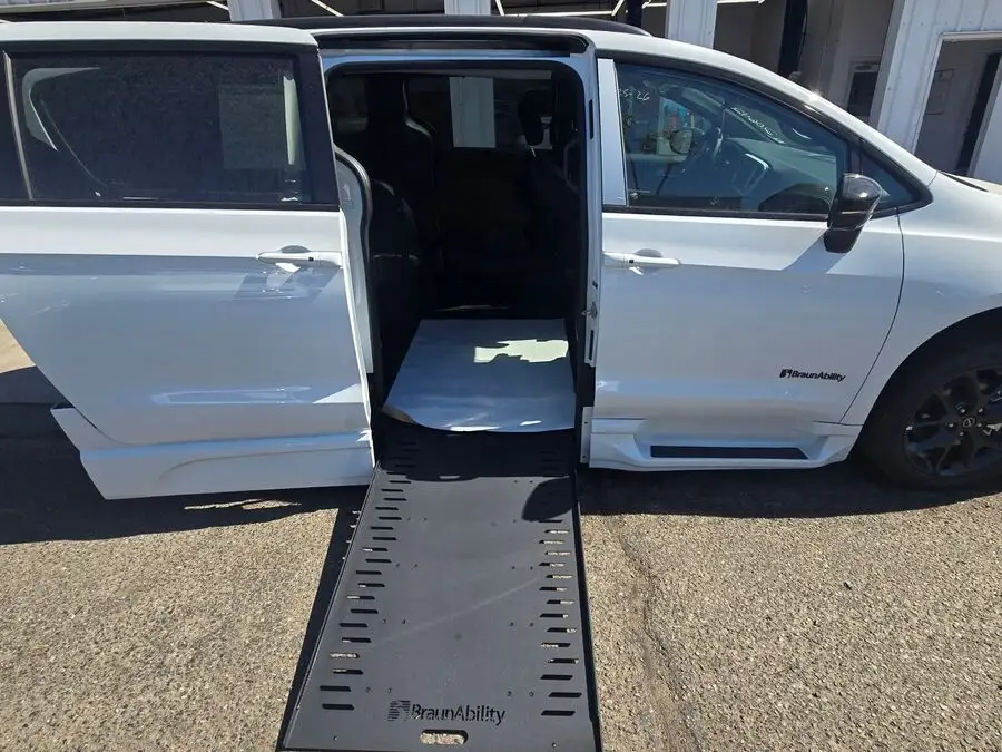 2026 Chrysler Pacifica Select photo 1