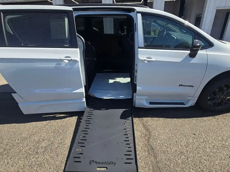 2026 Chrysler Pacifica Select's photo
