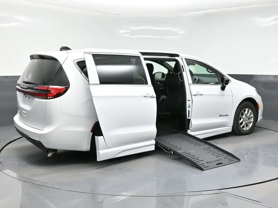 2026 Chrysler Pacifica Select photo 5
