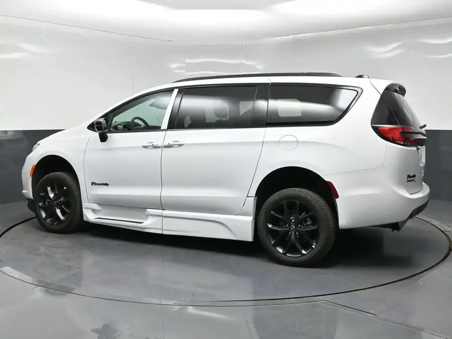2026 Chrysler Pacifica Select's photo