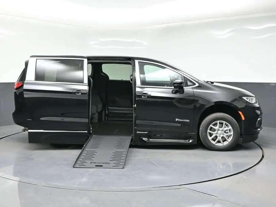 2026 Chrysler Pacifica Select photo 5