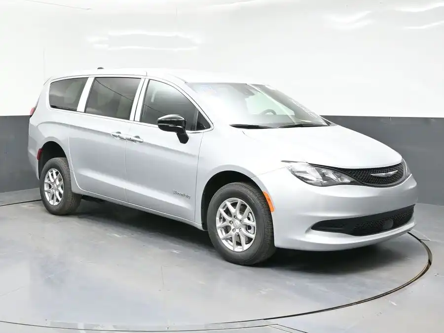 2026 Chrysler Voyager LX's photo