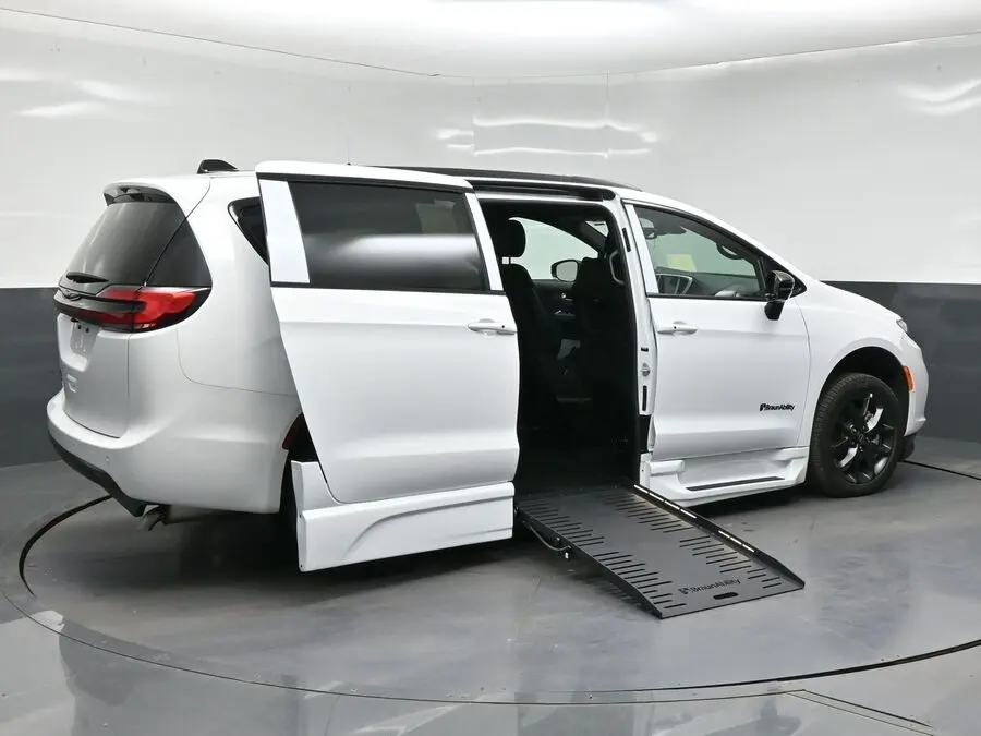 2026 Chrysler Pacifica Select photo 5