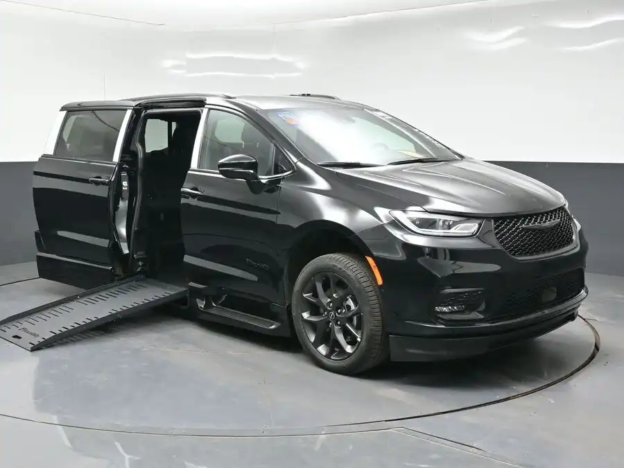 2026 Chrysler Pacifica Select's photo