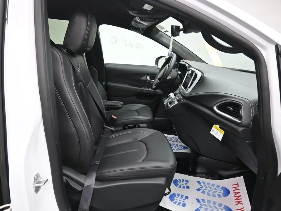 2026 Chrysler Pacifica Select photo 5