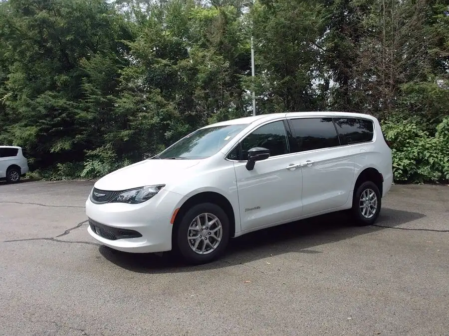 2026 Chrysler Voyager LX's photo