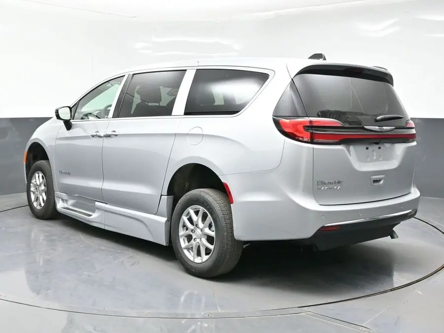 2026 Chrysler Pacifica Select photo 3