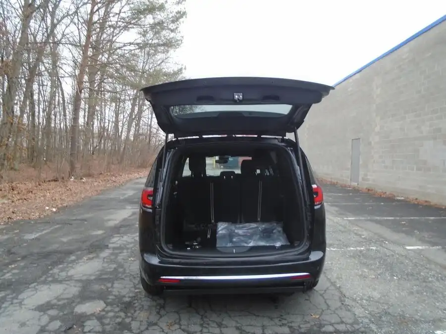 2026 Chrysler Pacifica Select's photo