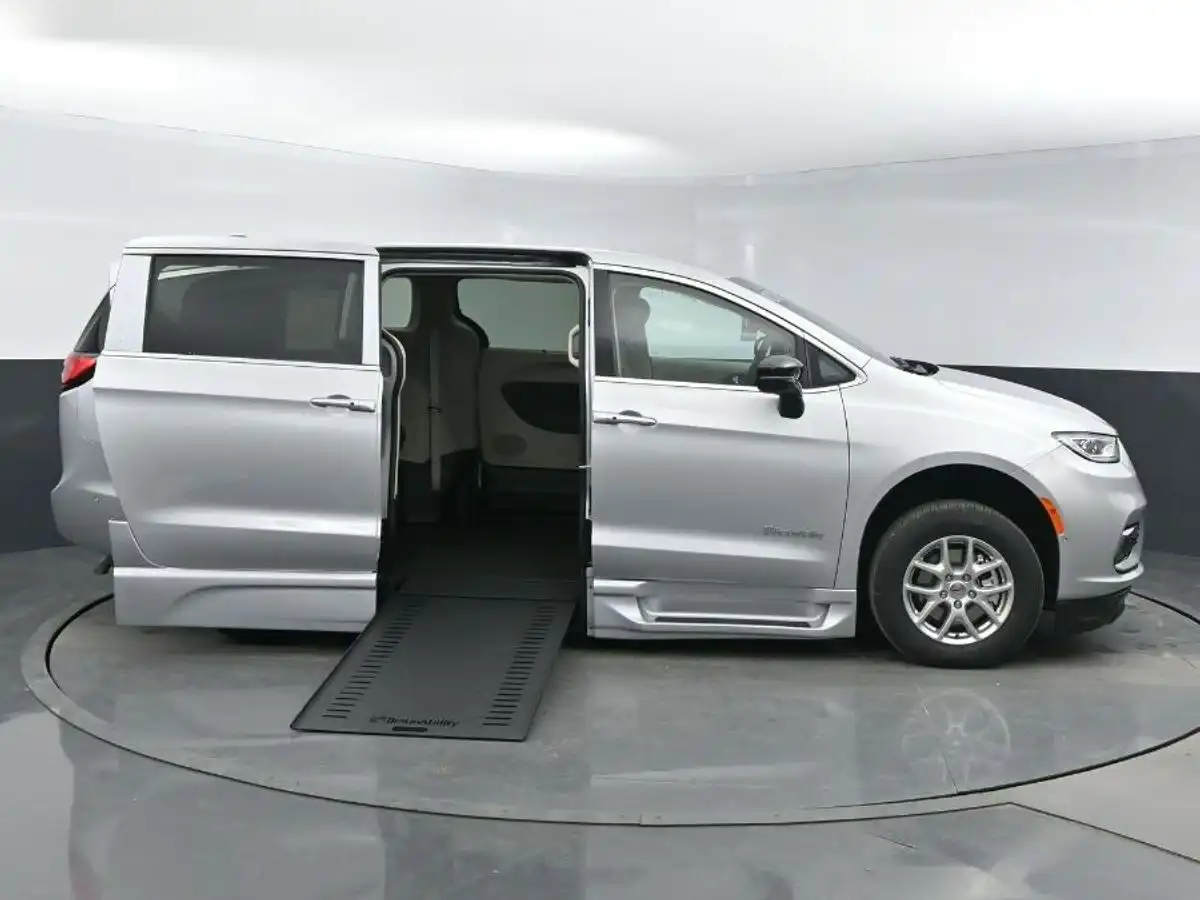 2024 Chrysler Pacifica Touring L's photo