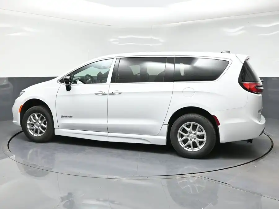 2026 Chrysler Pacifica Select's photo