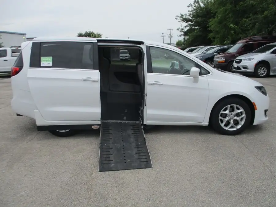 2018 Chrysler Pacifica Touring Plus photo 1