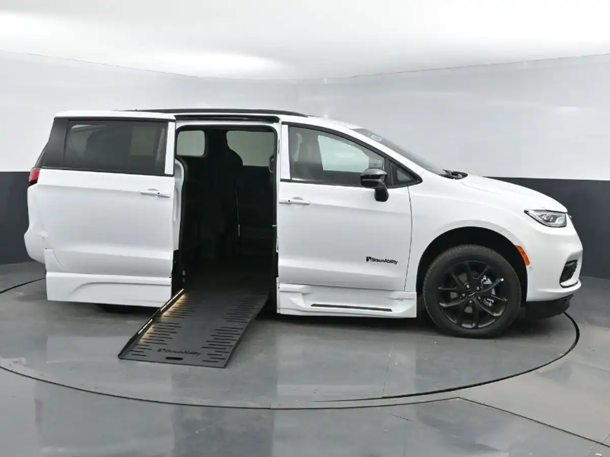 2024 Chrysler Pacifica Touring L's photo