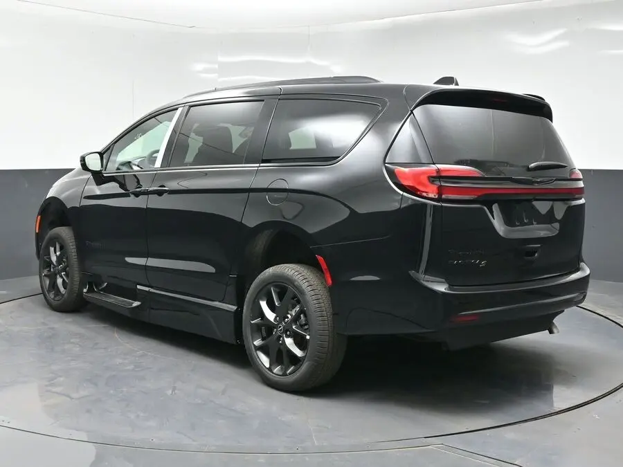2026 Chrysler Pacifica Select photo 5