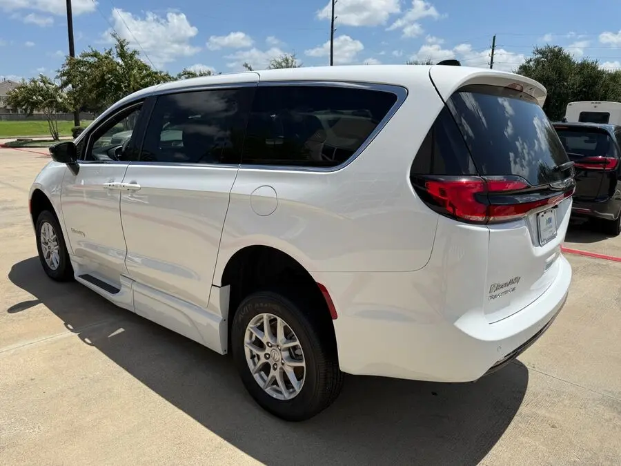 2026 Chrysler Pacifica Select photo 5