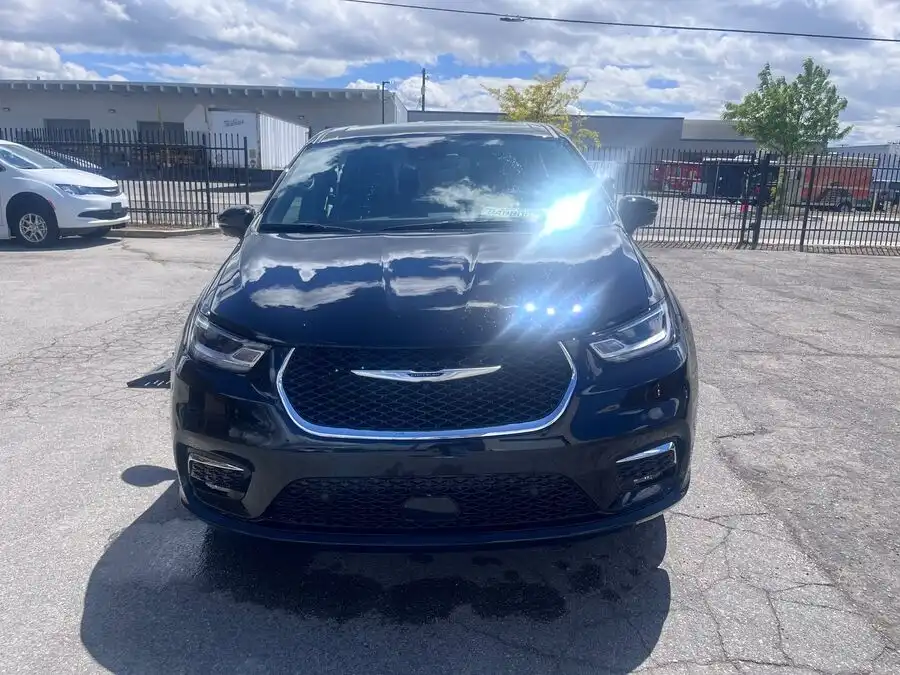 2026 Chrysler Pacifica Select's photo