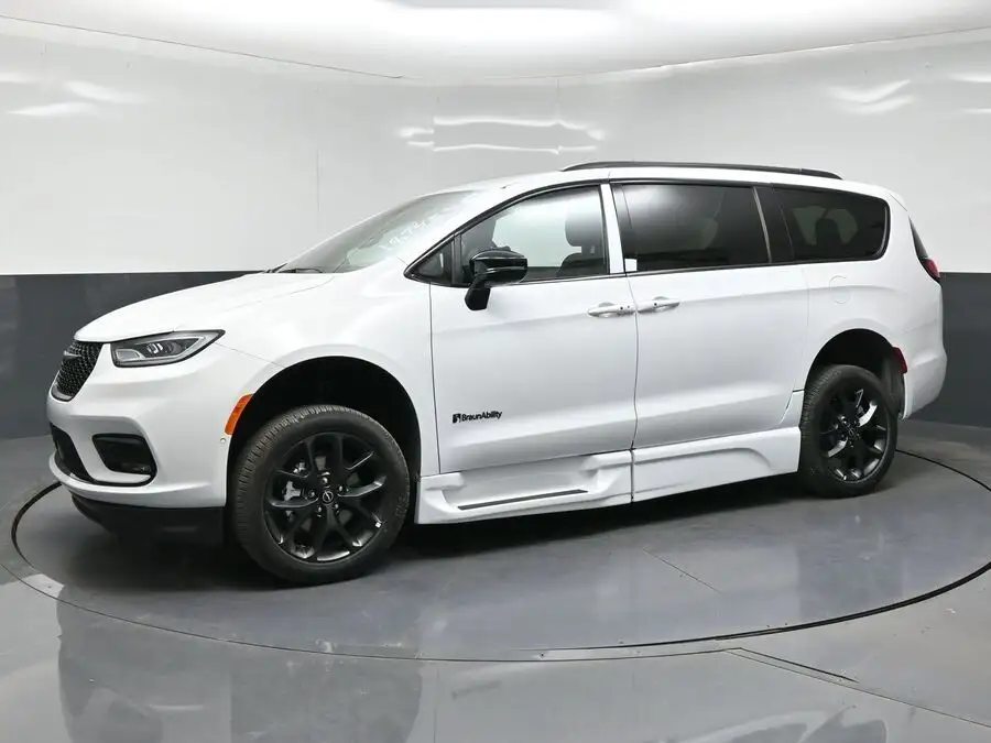 2026 Chrysler Pacifica Select's photo
