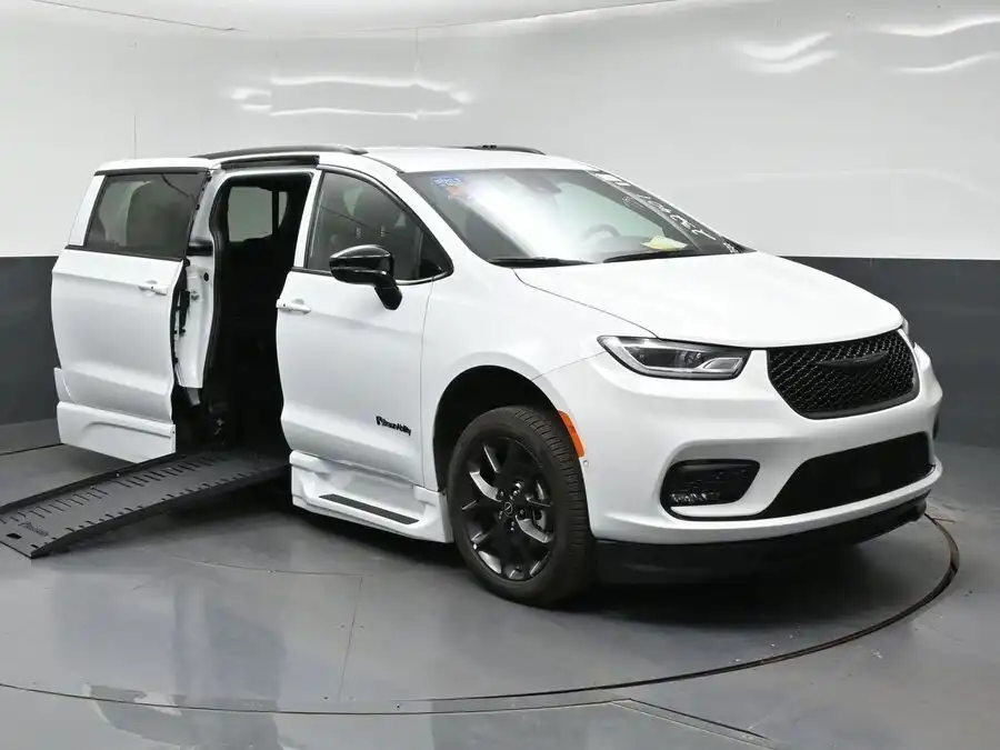 2026 Chrysler Pacifica Select's photo