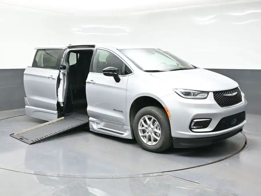 2026 Chrysler Pacifica Select's photo