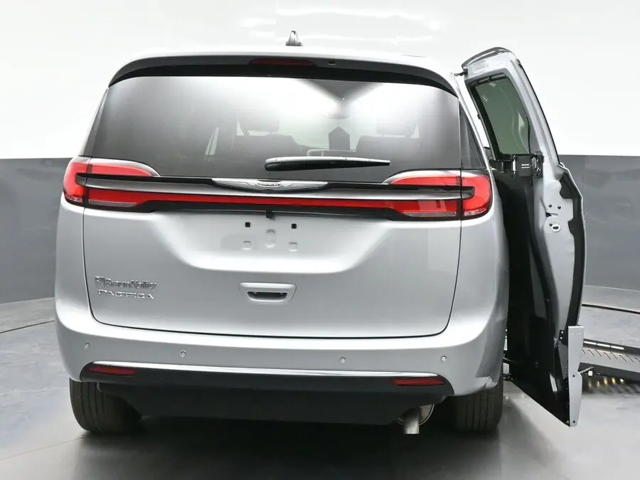 2026 Chrysler Pacifica Select photo 4