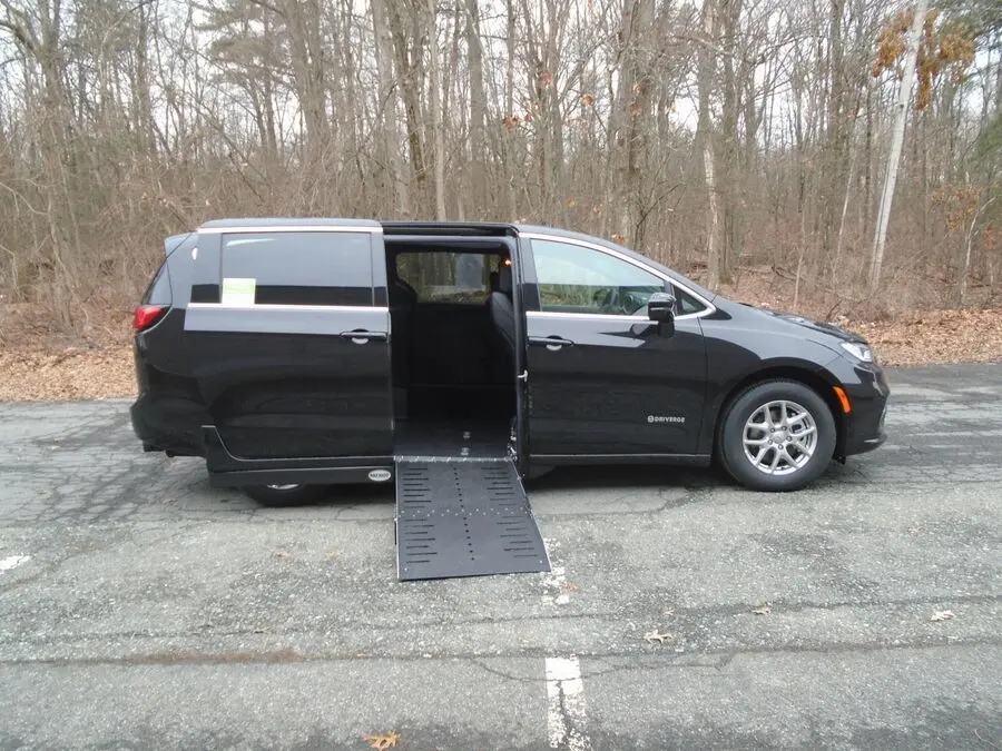2026 Chrysler Pacifica Select photo 3