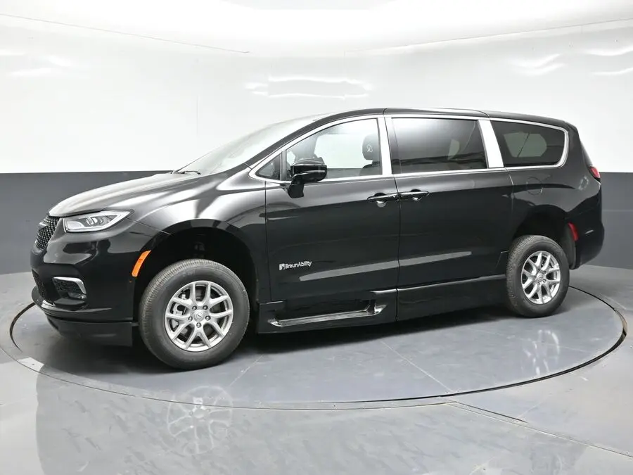 2026 Chrysler Pacifica Select photo 3
