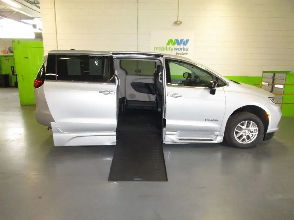 2024 Chrysler Pacifica Touring L's photo