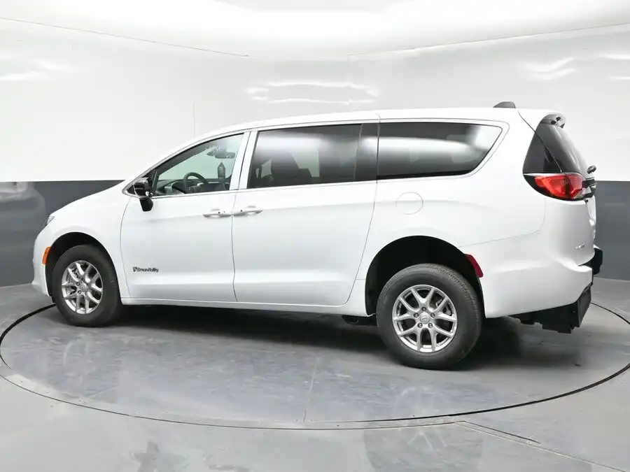 2026 Chrysler Voyager LX's photo