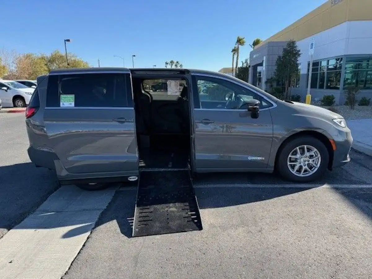2024 Chrysler Pacifica Touring L's photo