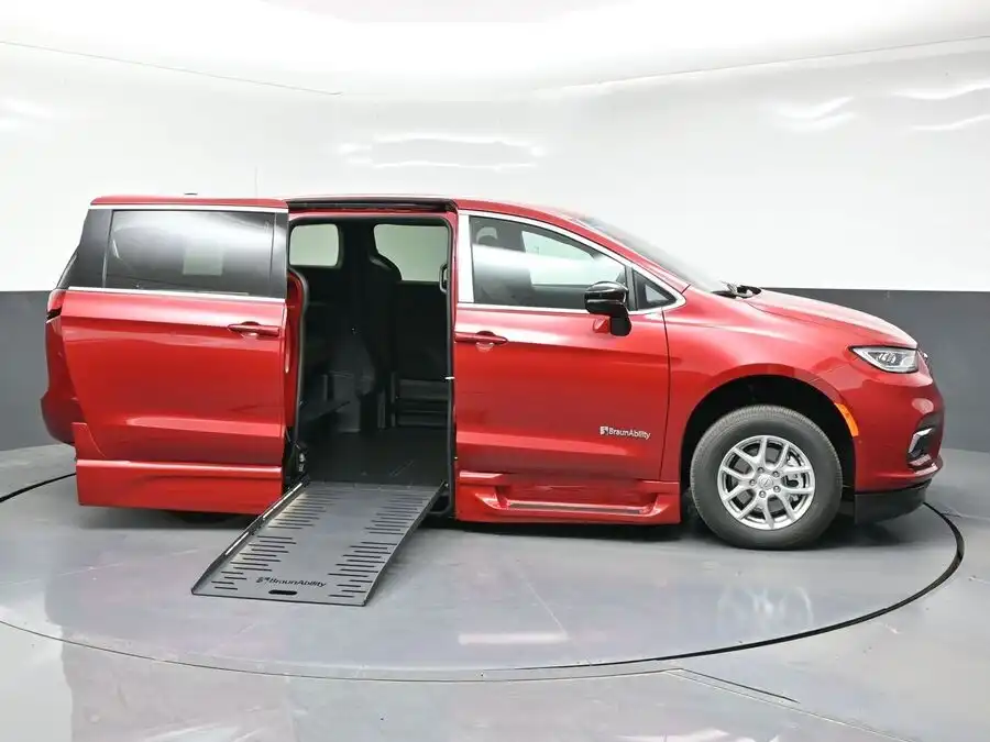 2026 Chrysler Pacifica Select's photo