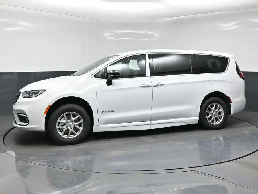 2026 Chrysler Pacifica Select photo 3