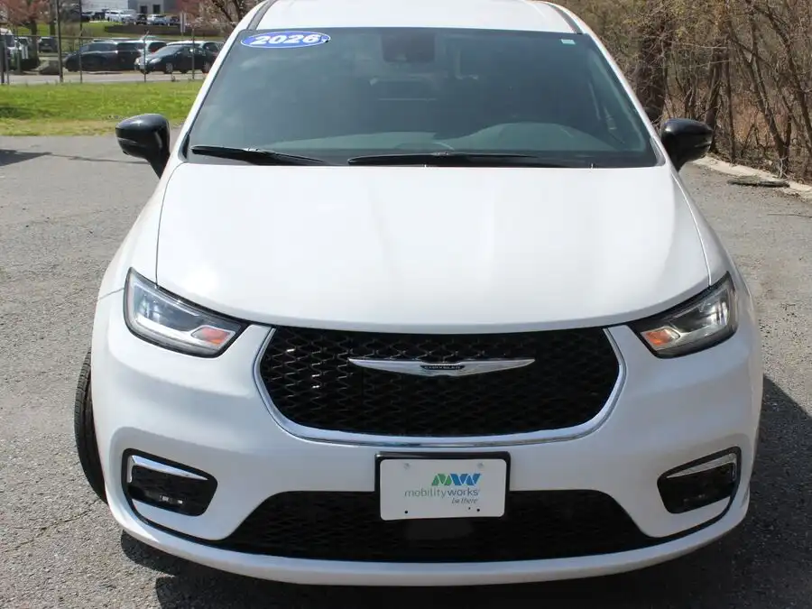 2026 Chrysler Pacifica Select's photo
