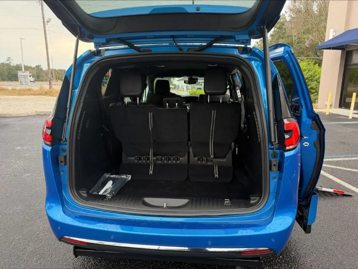 2026 Chrysler Pacifica Select photo 3