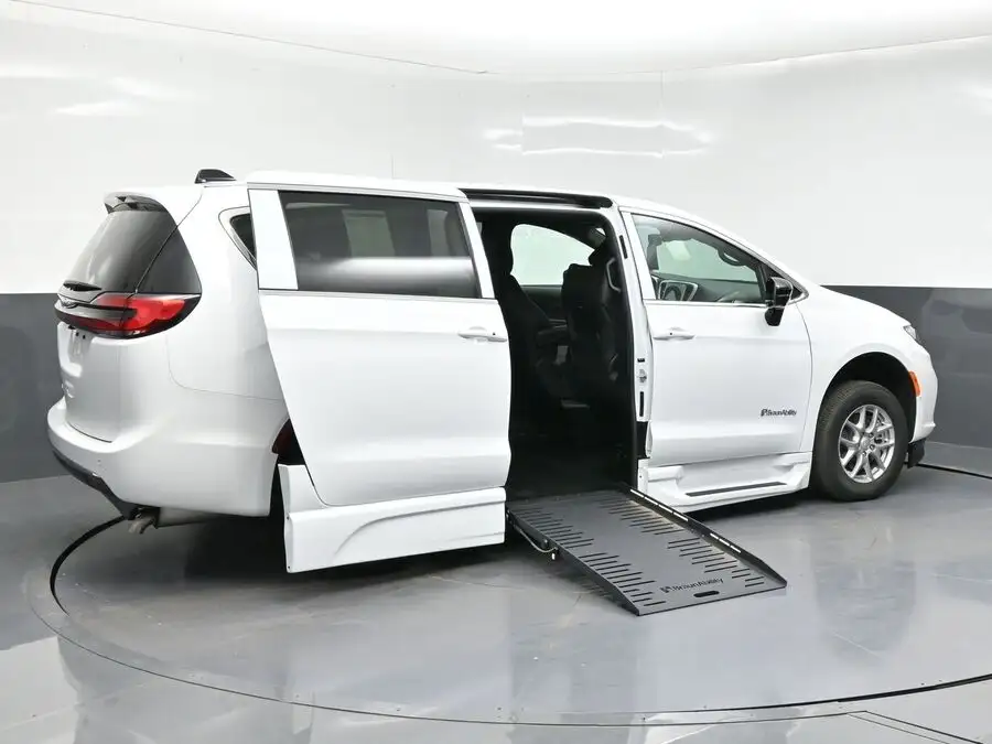 2026 Chrysler Pacifica Select's photo