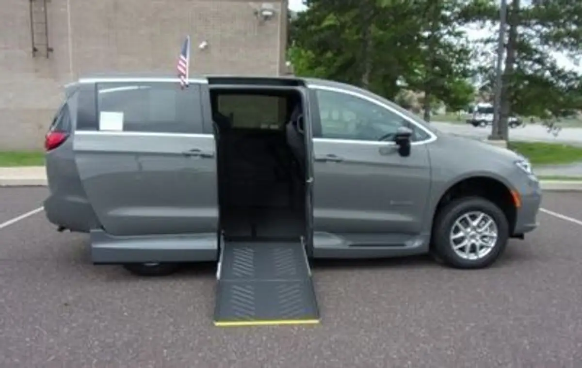 2025 Chrysler Pacifica Select photo 1