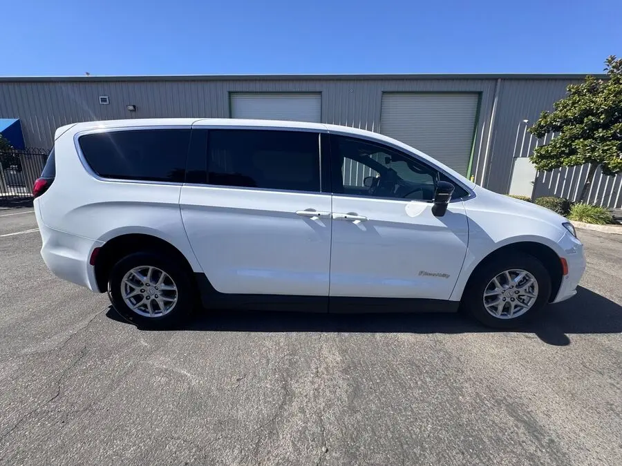 2026 Chrysler Pacifica Select photo 3
